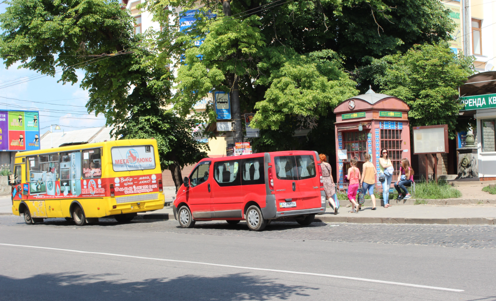 Чи можна висаджувати пасажирів на зупинці