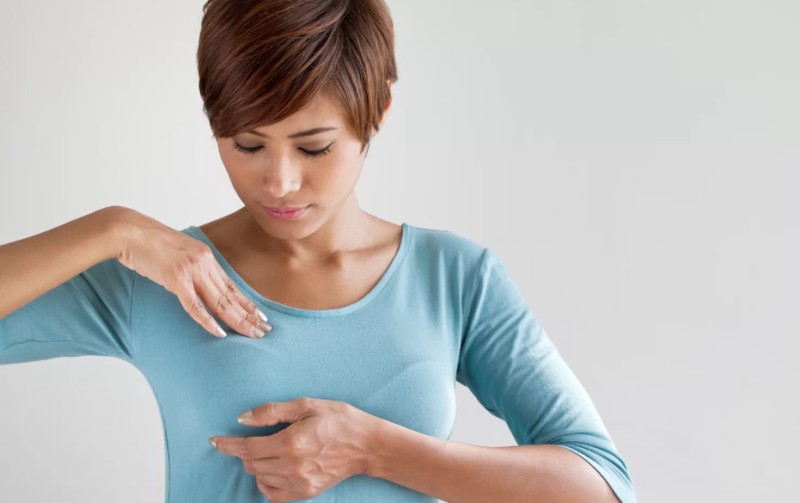 чому болить груди перед місячними