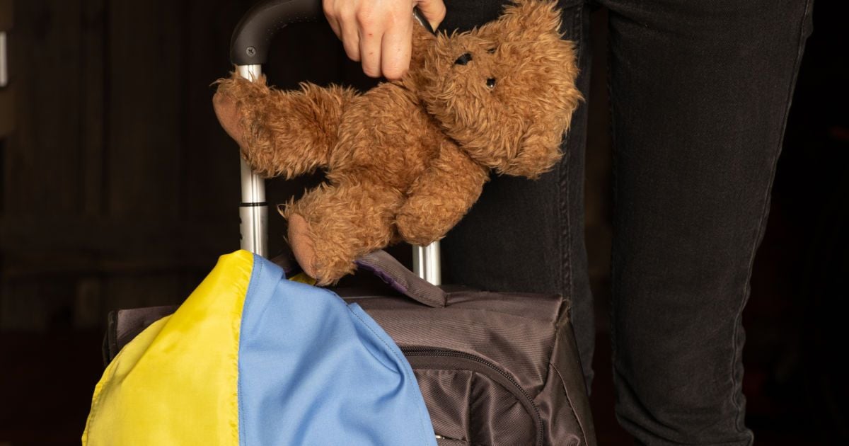 чи може батько 3 дітей виїхати за кордон