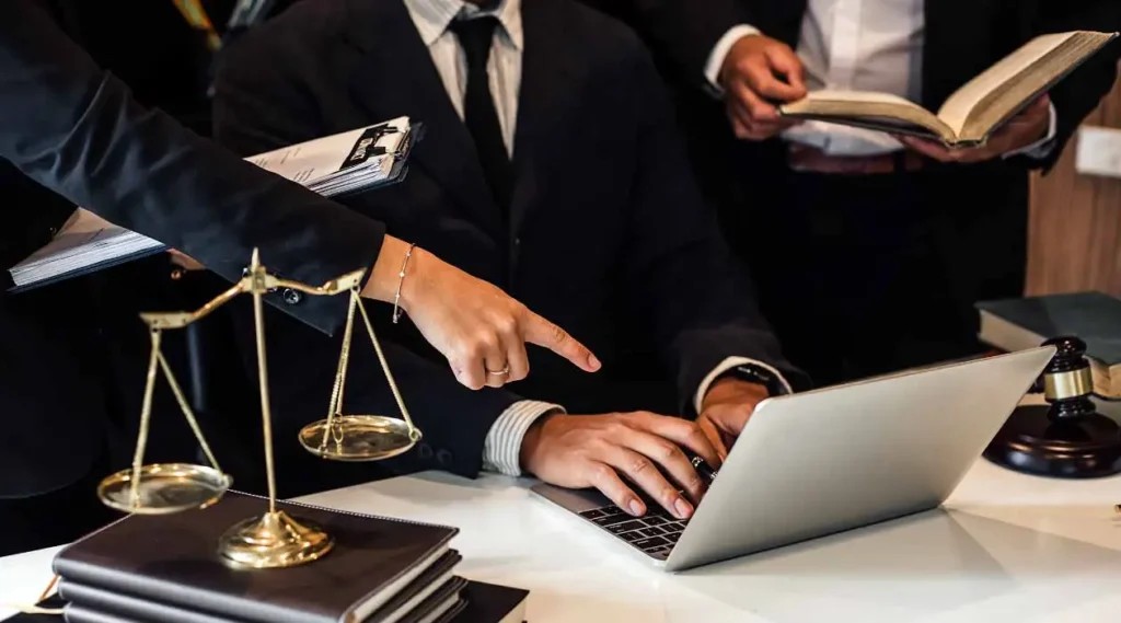 чим відрізняється державний нотаріус від приватного