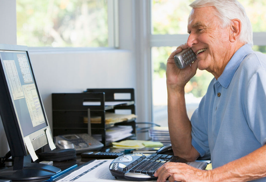 працюючий пенсіонер звільняється