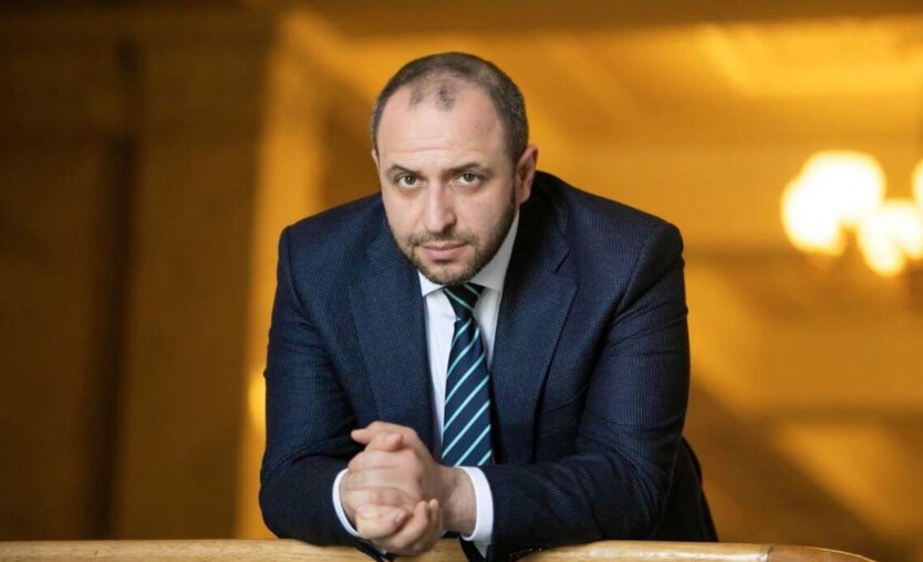 Рустем Умєров освіта