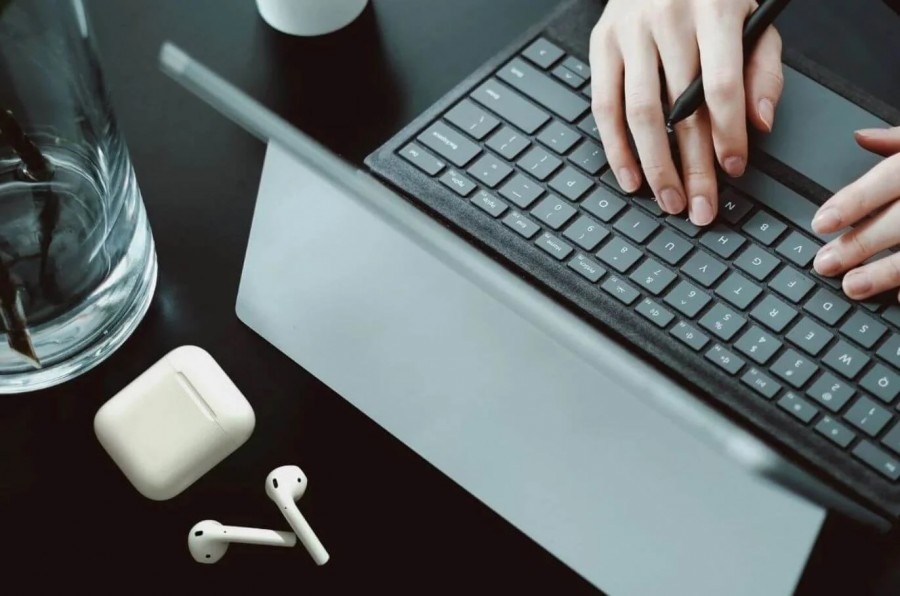 Як підключити AirPods до ноутбука