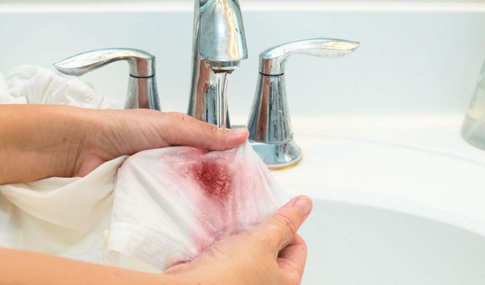 Як відіпрати засохлу кров від місячних