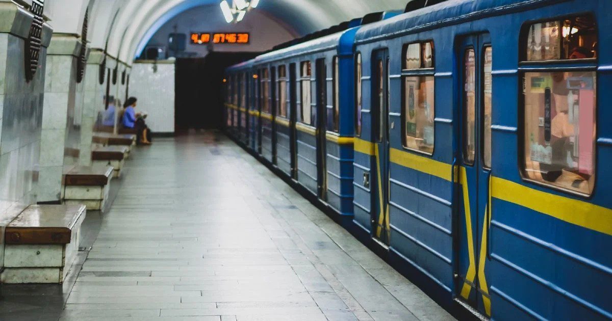 до котрої працює метро