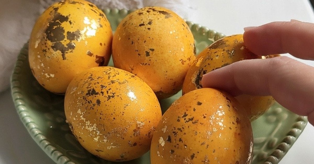 фарбування яєць куркумою