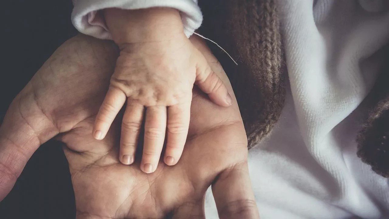 чи може мати відмовитися від дитини на користь батька